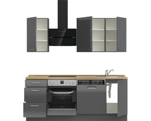 Komplette Küchenzeile mit Hängeschränken, Dunstabzugshaube, Spüle und Elektrogeräten.