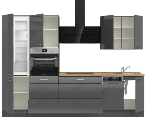 Küchenzeile mit Kühlschrank, Backofen, Dunstabzugshaube und Spüle