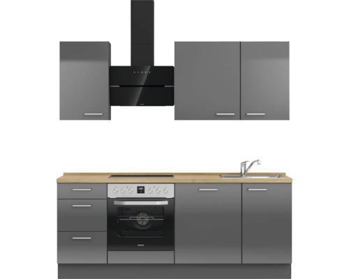 Küchenzeile mit Hängeschränken, Dunstabzugshaube, Spüle und Elektroherd