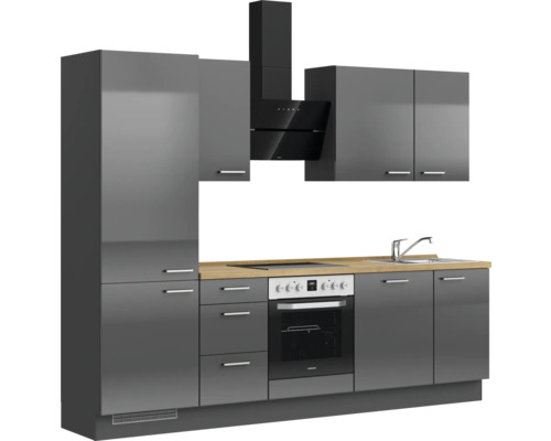 Komplette graue Küche mit Hängeschränken, Dunstabzugshaube und Elektrogeräten