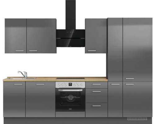 Graue Küche mit Spüle, Kochfeld, Backofen und Dunstabzugshaube