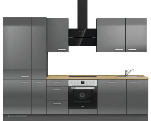 Küchenzeile mit Spüle, Herd und Dunstabzugshaube