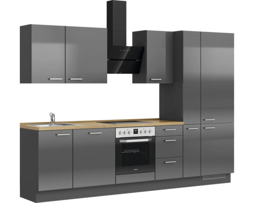 Komplette Küche mit Schränken, Spüle, Kochfeld, Backofen und Dunstabzugshaube