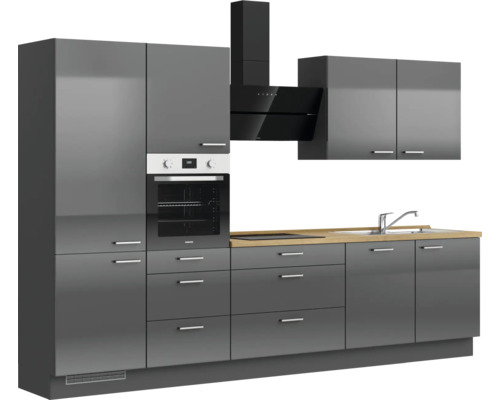 Graue Küchenzeile mit Spüle, Herd, Backofen und Dunstabzugshaube