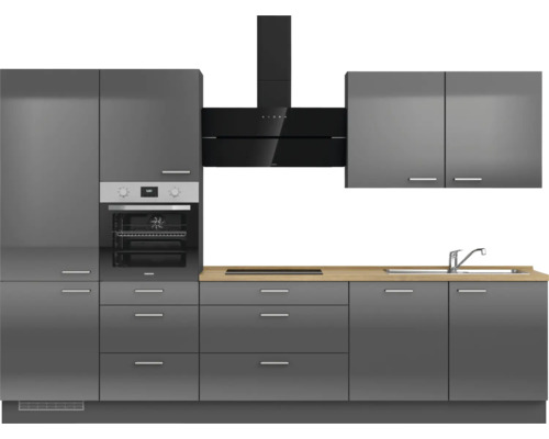 Graue Küche mit Hängeschränken, Dunstabzugshaube und Backofen