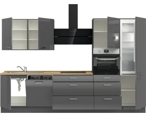 Moderne Küche mit Spüle, Geschirrspüler, Herd, Backofen, Dunstabzugshaube, Kühlschrank und Hängeschränken.