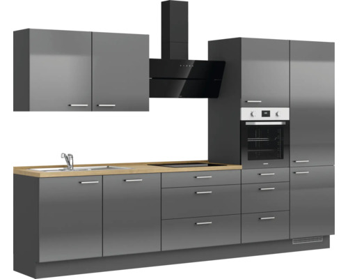 Komplette Einbauküche mit Spüle, Kochfeld, Backofen, Dunstabzugshaube und Schränken.
