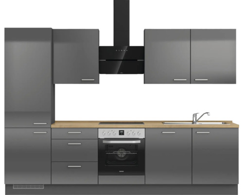 Moderne Küche mit grauen Schränken, Dunstabzugshaube und Holzarbeitsplatte