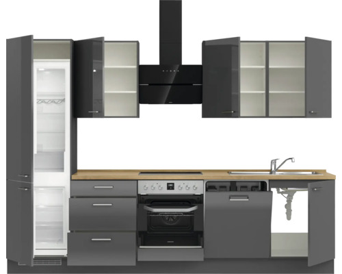 Komplette Küche mit Kühlschrank, Backofen, Dunstabzugshaube und Spüle in einem hellen, organisierten Design.