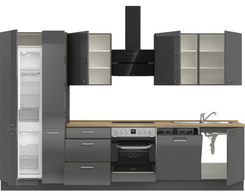 Komplette Küche mit Einbaugeräten, Arbeitsplatte, Spüle, Dunstabzugshaube und Kühlschrank.
