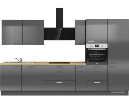 Moderne Küche mit grauen Schränken, Dunstabzugshaube und Spüle.