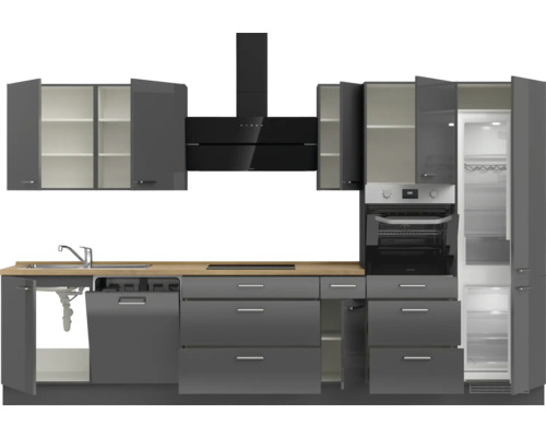 Komplette Küchenzeile mit Spüle, Spülmaschine, Kochfeld, Dunstabzugshaube, Backofen und Kühlschrank.