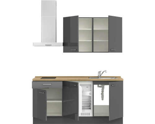 Küchenzeile mit Dunstabzugshaube, Spüle und Kühlschrank