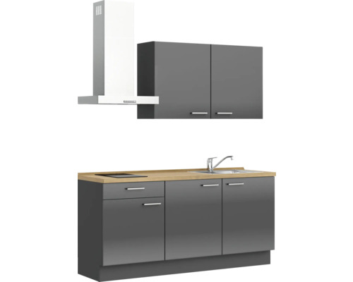 Küchenzeile mit Spüle, Kochfeld, Dunstabzugshaube und Hängeschränken