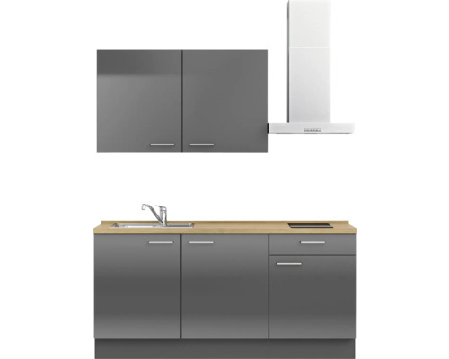 Küchenzeile mit Hängeschränken, Spüle, Kochfeld und Dunstabzugshaube