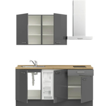Küchenzeile mit Spüle, Kühlschrank und Dunstabzugshaube