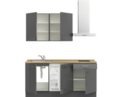 Küchenzeile mit Spüle, Kühlschrank und Dunstabzugshaube