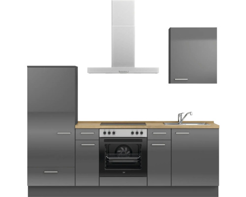 Küchenzeile mit Spüle, Kochfeld, Backofen, Dunstabzugshaube und Hochschrank