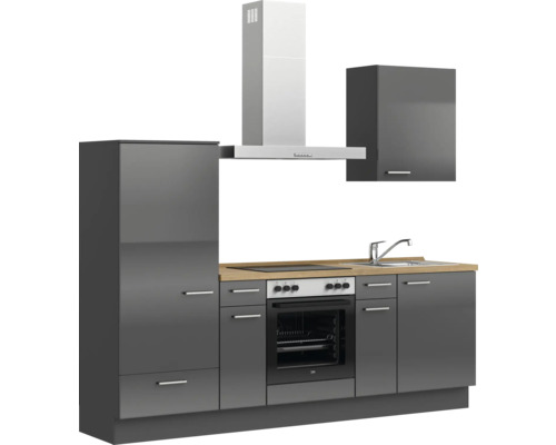 Moderne Küchenzeile mit Elektrogeräten, Dunstabzugshaube und Hängeschrank