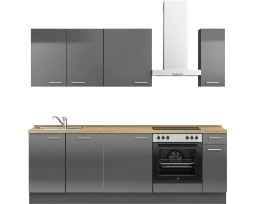 Küchenzeile mit Spüle, Herd, Dunstabzugshaube und grauen Schränken