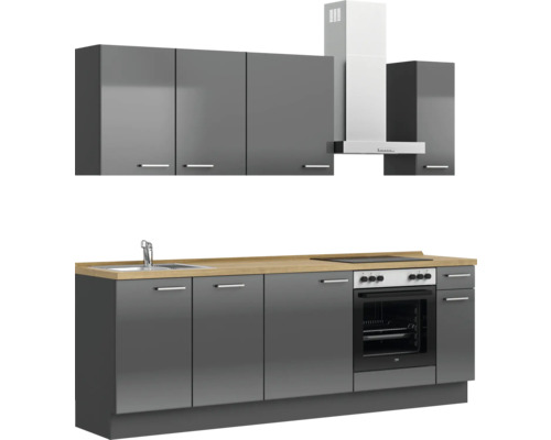 Komplette Küchenzeile mit Spüle, Herd, Backofen, Dunstabzugshaube und Schränken in moderner Optik