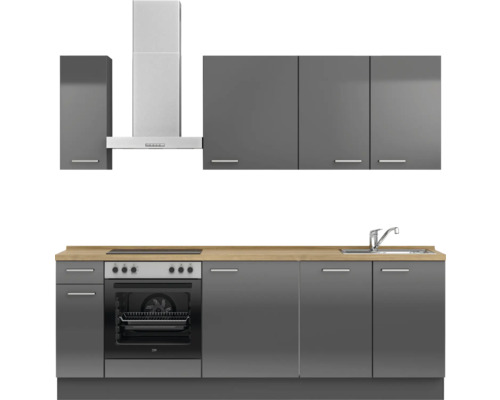 Graue Küchenzeile mit Spüle, Herd, Dunstabzugshaube und Hängeschränken.