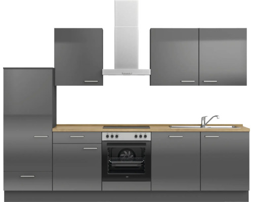 Komplette Küche mit Schränken, Spüle, Herd und Dunstabzugshaube