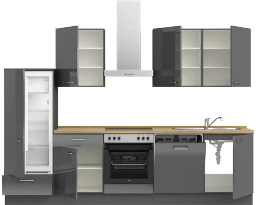 Komplette Küchenzeile mit Kühlschrank, Herd, Spüle und Dunstabzugshaube.