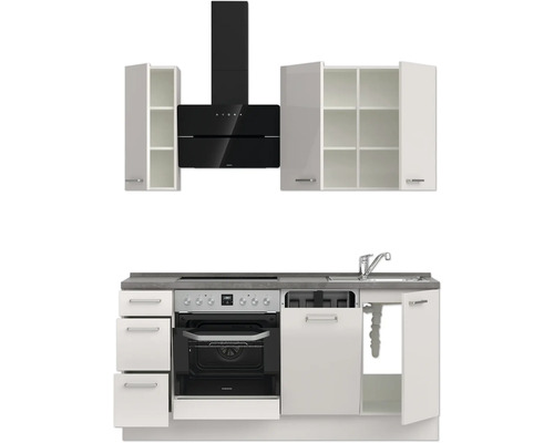 Küchenzeile mit Hängeschränken, Dunstabzugshaube, Spüle und Einbaugeräten