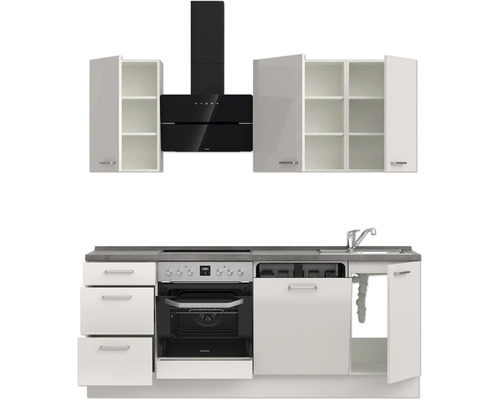 Küchenzeile mit Spüle, Herd, Backofen, Dunstabzugshaube und Hängeschränken