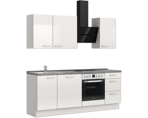 Komplette Küchenzeile mit Hänge- und Unterschränken, Spüle, Herd und Dunstabzugshaube.