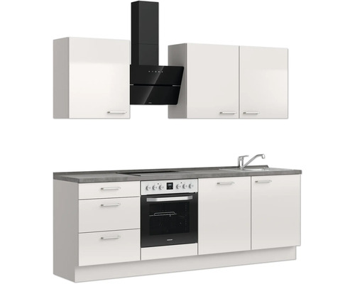 Küchenzeile mit Spüle, Herd, Backofen, Dunstabzugshaube und Hängeschränken für die Kücheneinrichtung