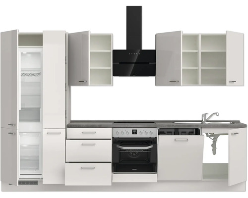 Küchenzeile mit Kühlschrank, Dunstabzugshaube, Backofen, Spüle und Geschirrspüler