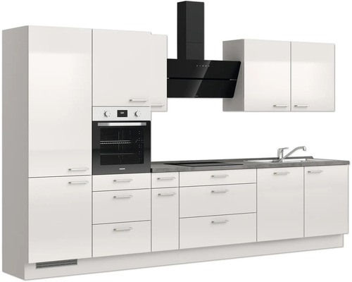Küchenzeile mit Einbaubackofen, Dunstabzugshaube und Spüle