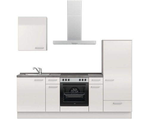 Küchenzeile mit Spüle, Herd, Backofen, Dunstabzugshaube und Schränken