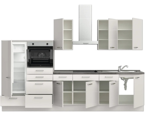 Küchenzeile mit Kühlschrank, Backofen, Dunstabzugshaube, Spüle und Schränken