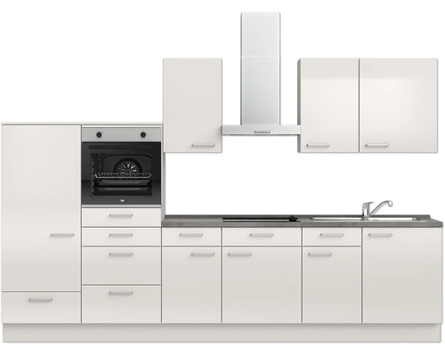Küchenzeile mit Einbaubackofen, Dunstabzugshaube und Spüle
