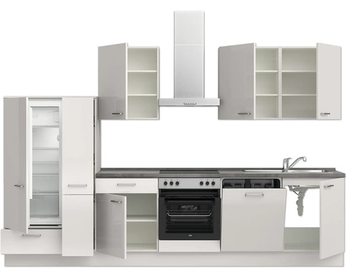 Komplette Küchenzeile mit Kühlschrank, Herd, Spüle, Spülmaschine, Dunstabzugshaube und Hängeschränken.