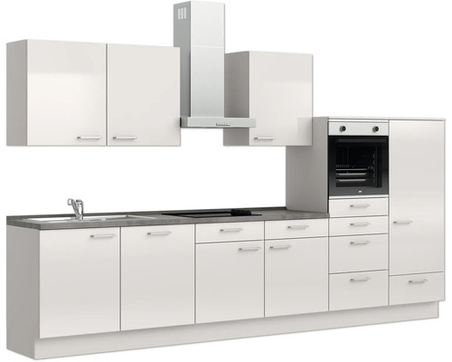 Küchenzeile mit Spüle, Kochfeld, Backofen, Dunstabzugshaube und Hängeschränken