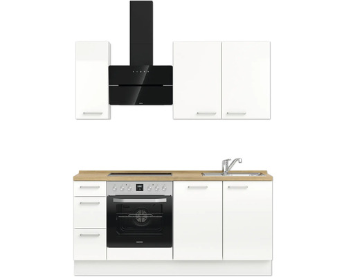 Küchenzeile mit Spüle, Herd, Dunstabzugshaube und weißen Schränken