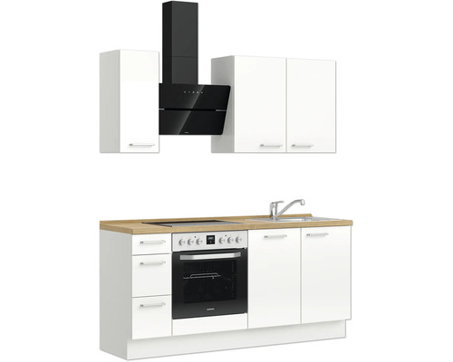 Küchenzeile mit Hängeschränken, Dunstabzugshaube, Herd und Spüle