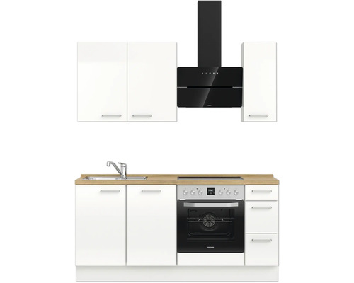 Küchenzeile mit Spüle, Backofen, Kochfeld, Dunstabzugshaube und Hängeschränken