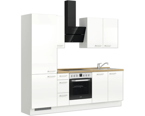 Komplette Küche mit Spüle, Herd, Backofen und Dunstabzugshaube.