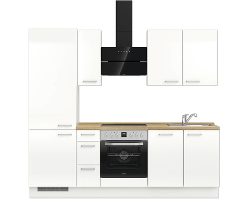 Küche mit weißen Schränken, Arbeitsplatte in Holzoptik, schwarzem Ofen und Dunstabzugshaube.