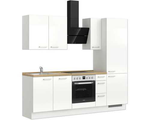 Weiße Einbauküche mit Spüle, Herd, Backofen und schwarzer Dunstabzugshaube