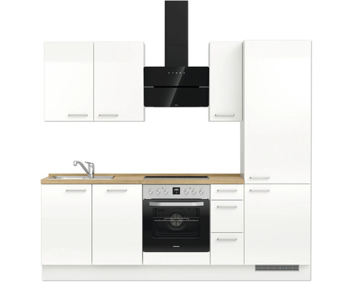 Küchenzeile mit weißen Schränken, Spüle, Kochfeld, Backofen und Dunstabzugshaube