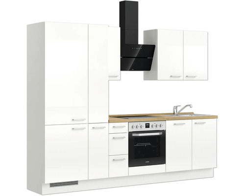 Komplette Küche mit Hochschrank, Hängeschränken, Spüle, Herd und Dunstabzugshaube.