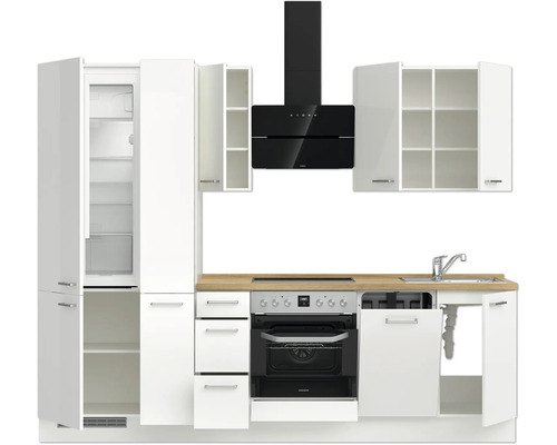 Küchenzeile mit Spüle, Herd, Dunstabzugshaube, Kühlschrank und Schränken