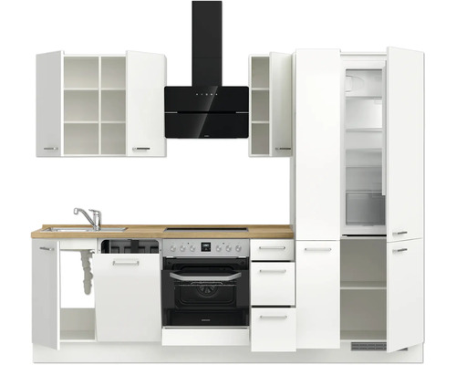 Küchenzeile mit Spüle, Herd, Dunstabzugshaube, Kühlschrank und weißen Schränken