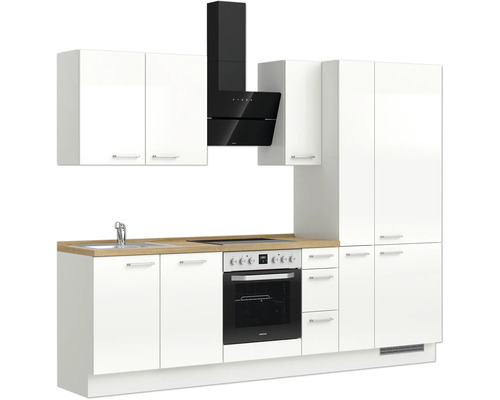 Komplette Küche mit weißen Schränken, Spüle, Kochfeld, Ofen und schwarzer Dunstabzugshaube